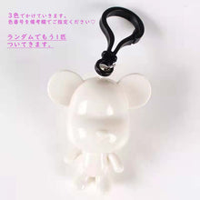 Load image into Gallery viewer, 世界唯一　一人しかいない　私だけのくまちゃん　ペンキを混ぜ混ぜしてかけたくまちゃん　キーホルダー
